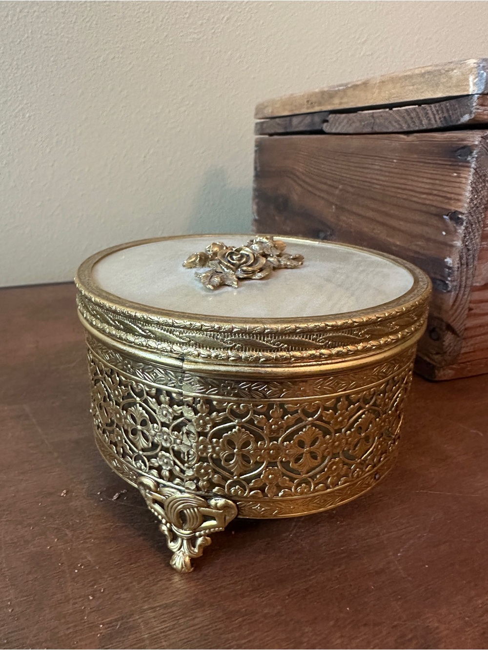 Vintage-Style Round Gold Jewelry Box - Picture 3 of 5